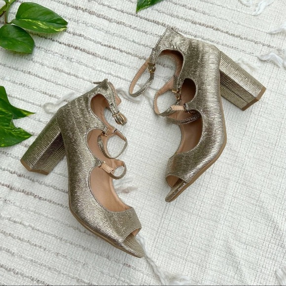 Report Deschutes gold metallic buckle front block heel party sandal Sz 7 NWOT - Picture 1 of 10
